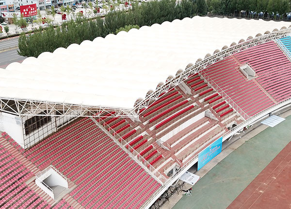 膜結(jié)構(gòu)看臺以其獨具特色的建筑形式和大跨度的設(shè)計在體育場館、公共廣場和高爾夫球場等場所中得到廣泛應(yīng)用!